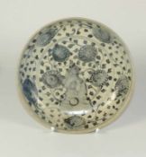 Runder Teller mit Blau-weiß-Dekor China, 17. Jh., Swatow Ware Runde, tiefe Form, in der Mulde aus