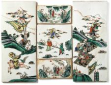 Fünf Fliesen aus einem Tableau China, Qing-Dynastie, 18./19. Jh. Mythologische Figuren und Paare