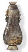 Flaschenvase mit Deckel China, 20. Jh. Beidseitig gedrückte Balusterform mit zwei offen gearbeiteten