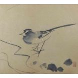 Kleiner Vogel am Boden Japan, E. 19. Jh. Schwarze Tusche auf chamoisfarbenem Papier. Roter