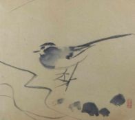 Kleiner Vogel am Boden Japan, E. 19. Jh. Schwarze Tusche auf chamoisfarbenem Papier. Roter
