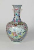 Vase China, 20. Jh. Balusterform mit schlankem Hals; in zwei großen Kartuschen Szenen mit