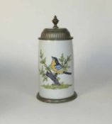 Walzenkrug mit auf einem Ast sitzenden Singvogel Crailsheim, um 1800 Weiß glasierte Fayence mit