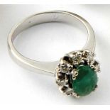 Smaragd-Brillant-Ring 1970er Jahre Glatte, sich schauseitig verjüngende Schiene, mittig besetzt