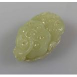 Jadeschnitzerei Knabe auf Lotusfrucht China, Qing-Dynastie Vollplastische, ovale Form als