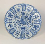 Blau-weißer Teller China, Kangxi-Periode, 18. Jh. Im Spiegel Blütenranken, auf der Fahne