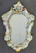 Spiegel im Rokoko-Stil Italien, 19. Jh. Kartuschenförmiges Spiegelglas, reich mit aufgelegten,