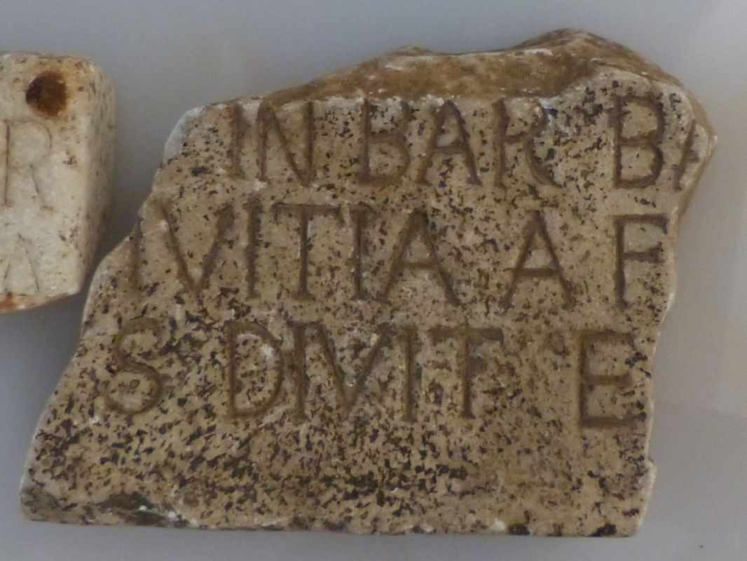 Zwei Fragmente mit Inschrift Römisch, 1./2. Jh. n. Chr. Marmorplattenbruchstücke mit lateinischen - Image 3 of 3