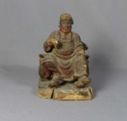 Auf einem Thron sitzender Gelehrter oder Würdenträger China, 18. Jh. Holz, geschnitzt und mit