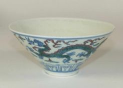 Kleine "Ducai"-Schale mit Drachendekor China Konische Form über rundem Stand; Dekor aus zwei