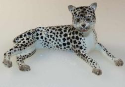 Liegender Leopard Meissen, 18./19. Jh. Porzellan mit naturalistischer Staffierung. L. 12 cm.