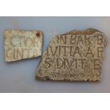 Zwei Fragmente mit Inschrift Römisch, 1./2. Jh. n. Chr. Marmorplattenbruchstücke mit lateinischen