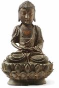 Figur des Buddha Shakyamuni China, wohl Ming-Dynastie, 1367-1644 Auf hohem Lotossockel in