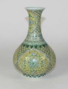 Kleine "famille jaune"-Vase China, 19. Jh. Bauchig über rundem Fuß und mit langem Hals; Dekor aus
