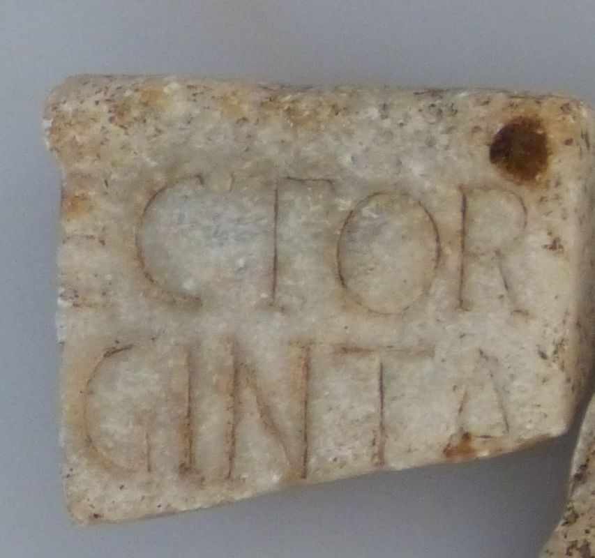 Zwei Fragmente mit Inschrift Römisch, 1./2. Jh. n. Chr. Marmorplattenbruchstücke mit lateinischen - Image 2 of 3