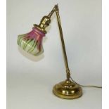 Tischlampe Böhmen, A. 20. Jh. Goldfarbenes Metallgestell, der Schirm glockenförmig aus opakweiß
