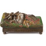 Erotische Kleinplastik Wiener Bronze, A. 20. Jh. Auf einem aufklappbaren Divan sitzender Affe,