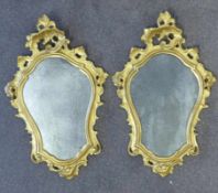 Paar kleiner Wandspiegel im Rokoko-Stil Italien Kartuschenförmige Spiegelfläche in profilierter