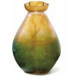 Vase 1. H. 20. Jh. Auf dreipassigem Stand die gebauchte Wandung, oben eingeschnürt und mit ebenfalls