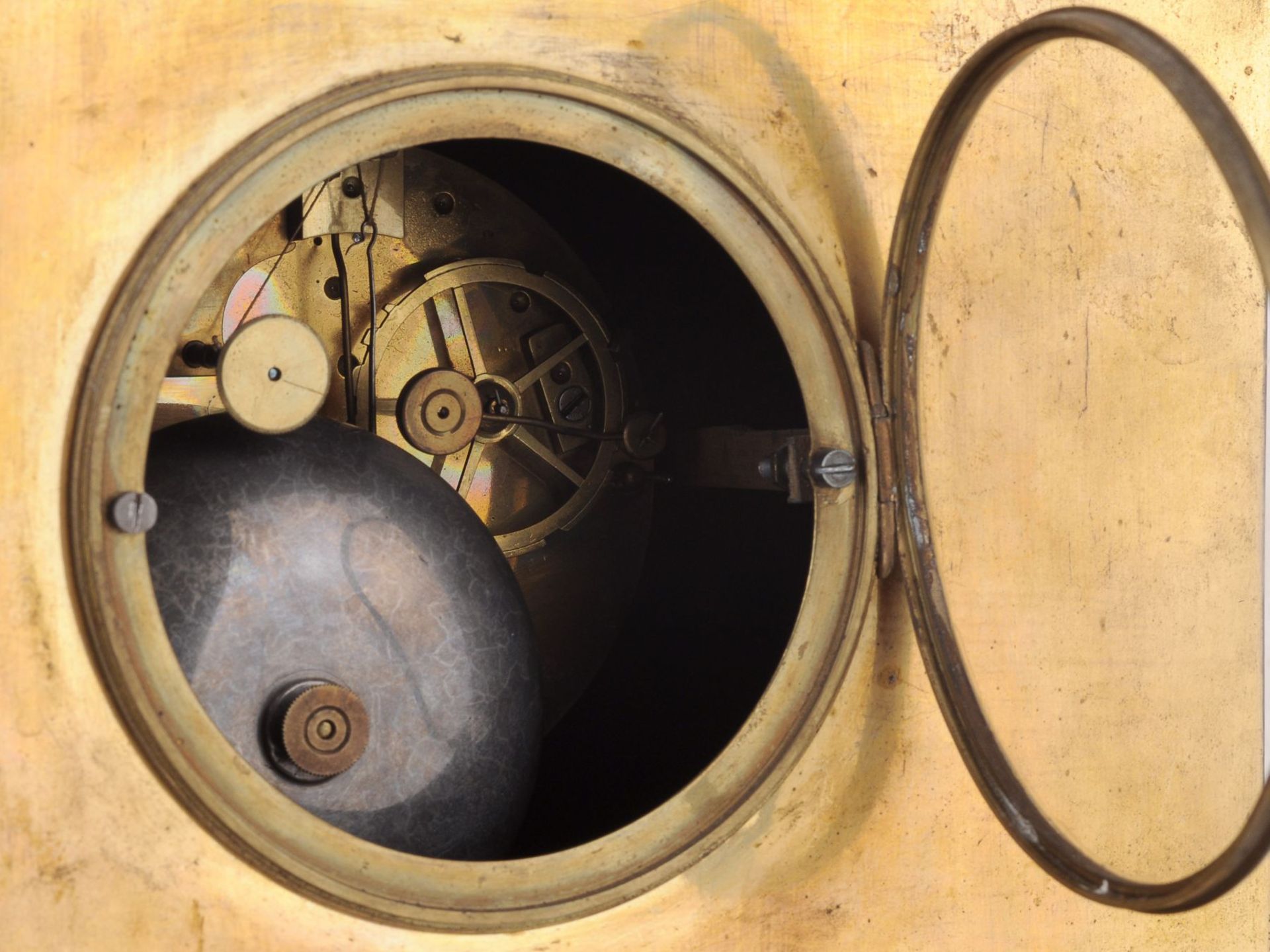 Figürliche Pendule. Pons, Paris. Um 1830/1840. Messingguss. Quaderförmiger Aufbau über einem - Bild 3 aus 3