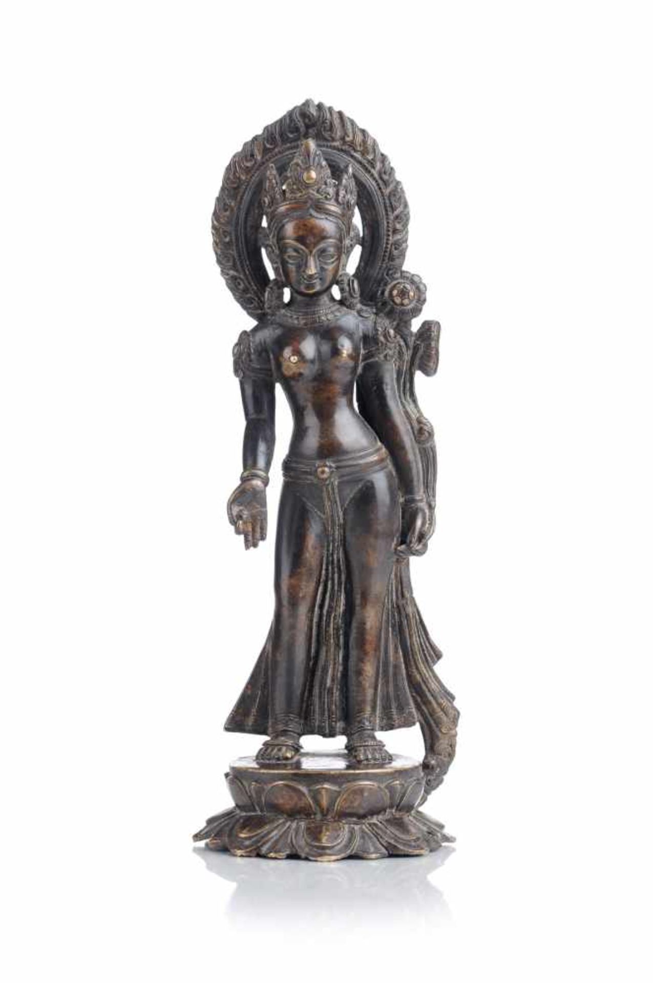 Stehende Tara. Indien. Wohl frühes 19. Jh. Bronze, gegossen, schwarz patiniert. Auf einem