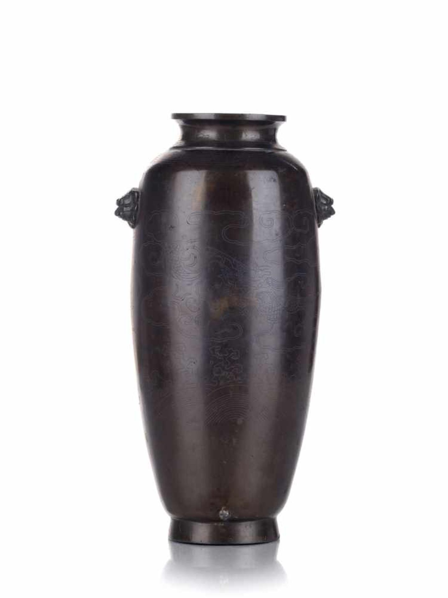 Vase. Asien. Wohl 19. Jh. Bronze, patiniert. Hoher, balusterförmiger Korpus mit konkav ausgestellter - Bild 2 aus 2