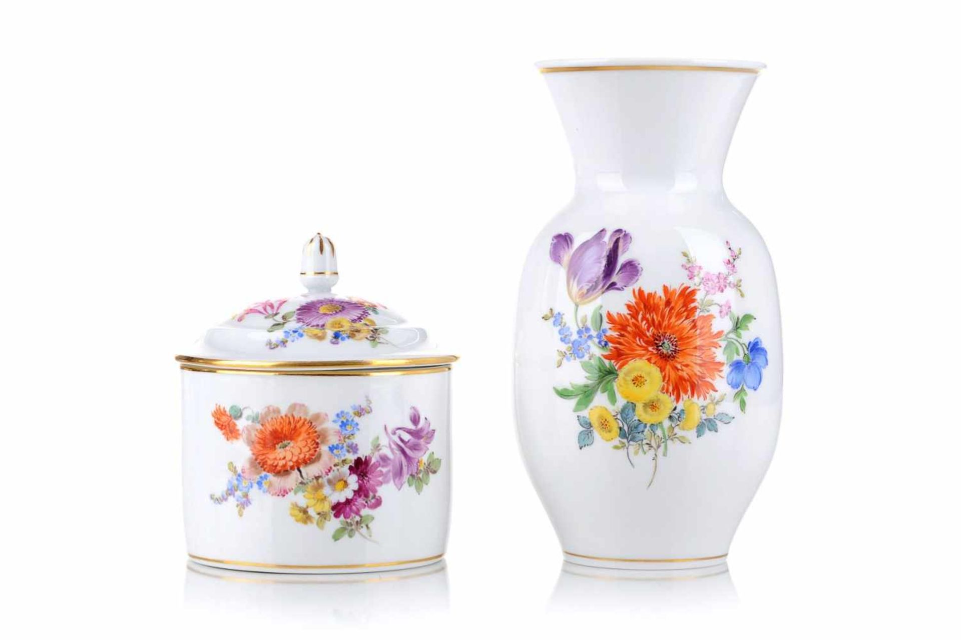 Vase und Deckeldose "Deutsche Blume". Meissen. 1958. Porzellan, glasiert und in polychromen