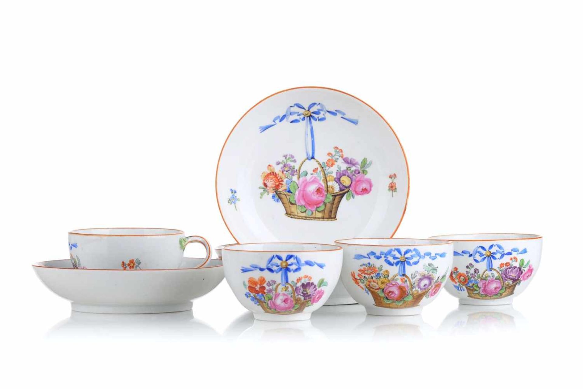 Vier Mokkatassen mit Untertassen "Schleife und Blumenkorb". Meissen. Um 1790/1800. Porzellan,