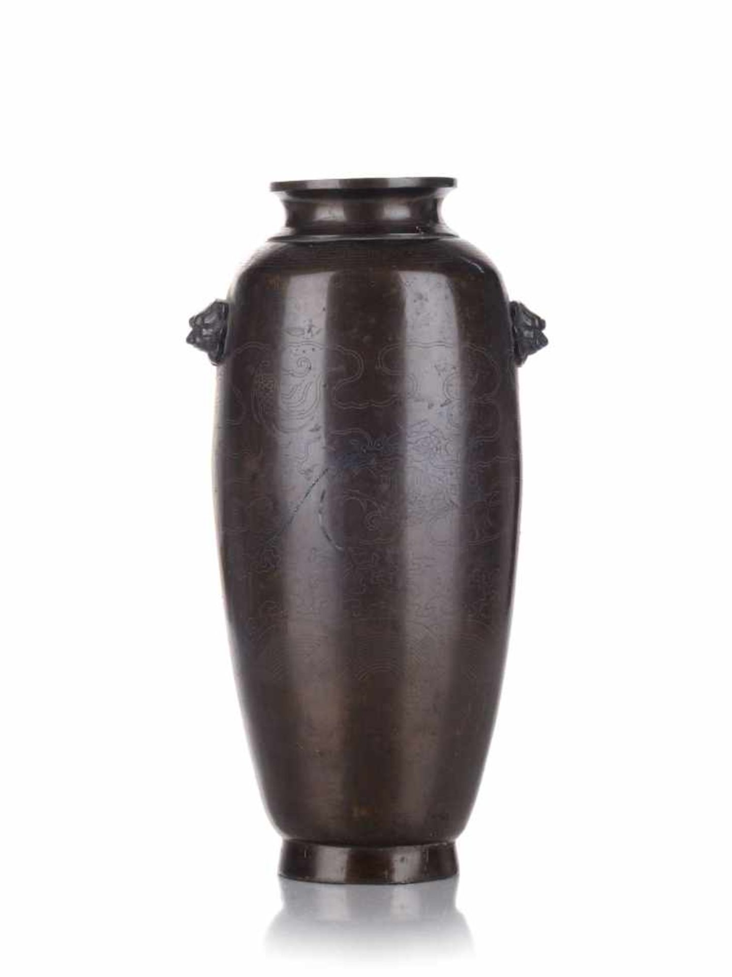 Vase. Asien. Wohl 19. Jh. Bronze, patiniert. Hoher, balusterförmiger Korpus mit konkav ausgestellter