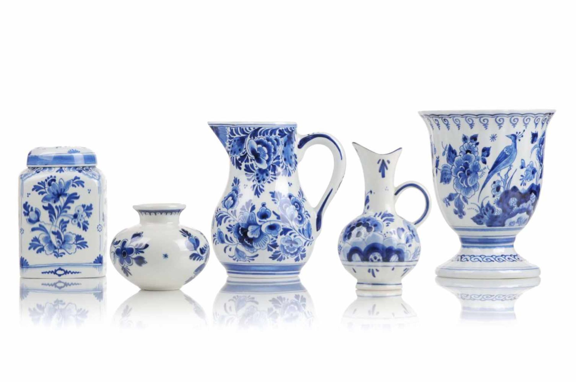 Zwei Kännchen / zwei Vasen / eine Deckeldose. De Porceleyne Fles sowie Delfts Blauw, Holland. Um