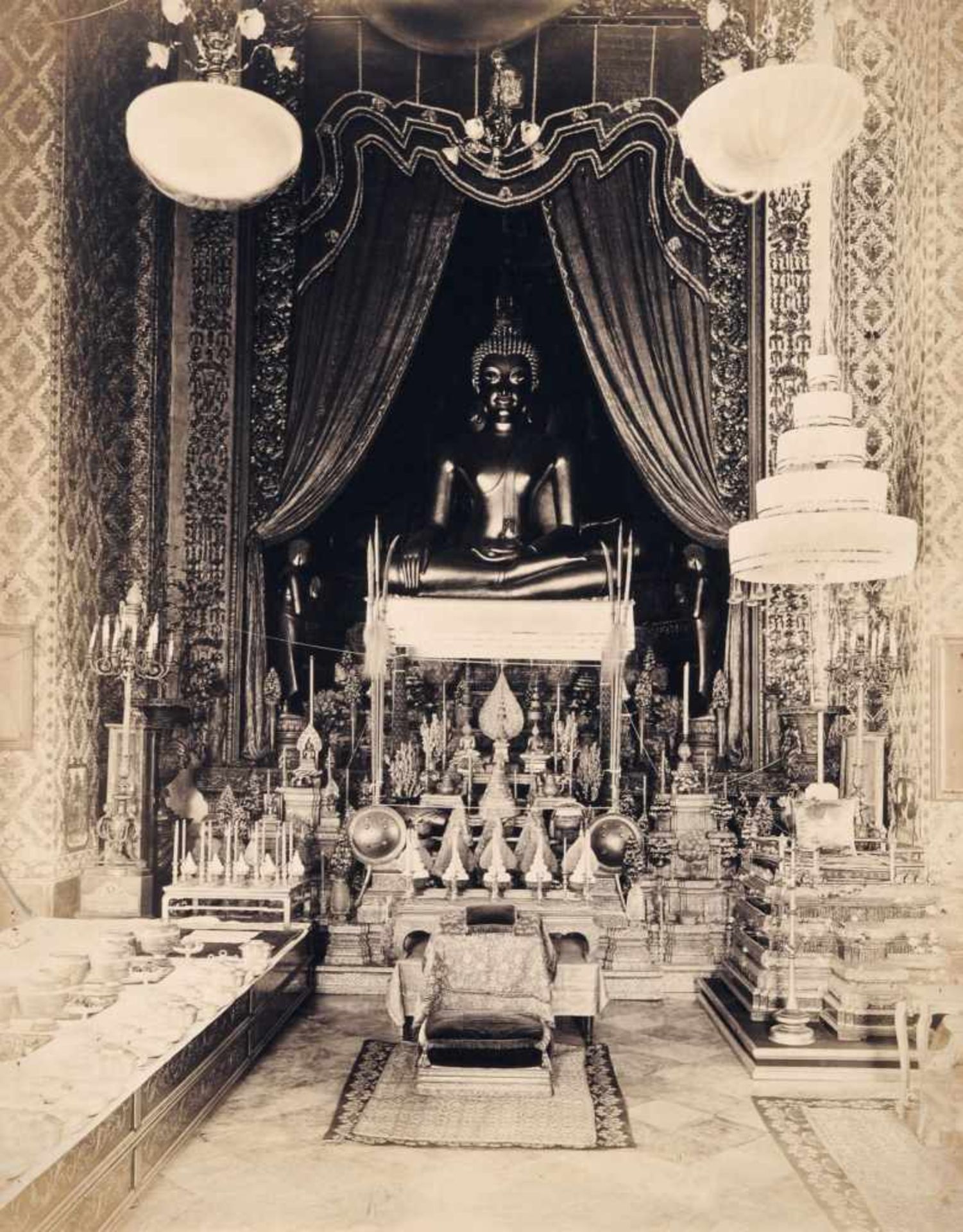 Emil Groote (zugeschr.), Tempel Wat Bovoranivet Bangkok. Um 1910. Albuminabzug. Unsigniert. Verso in