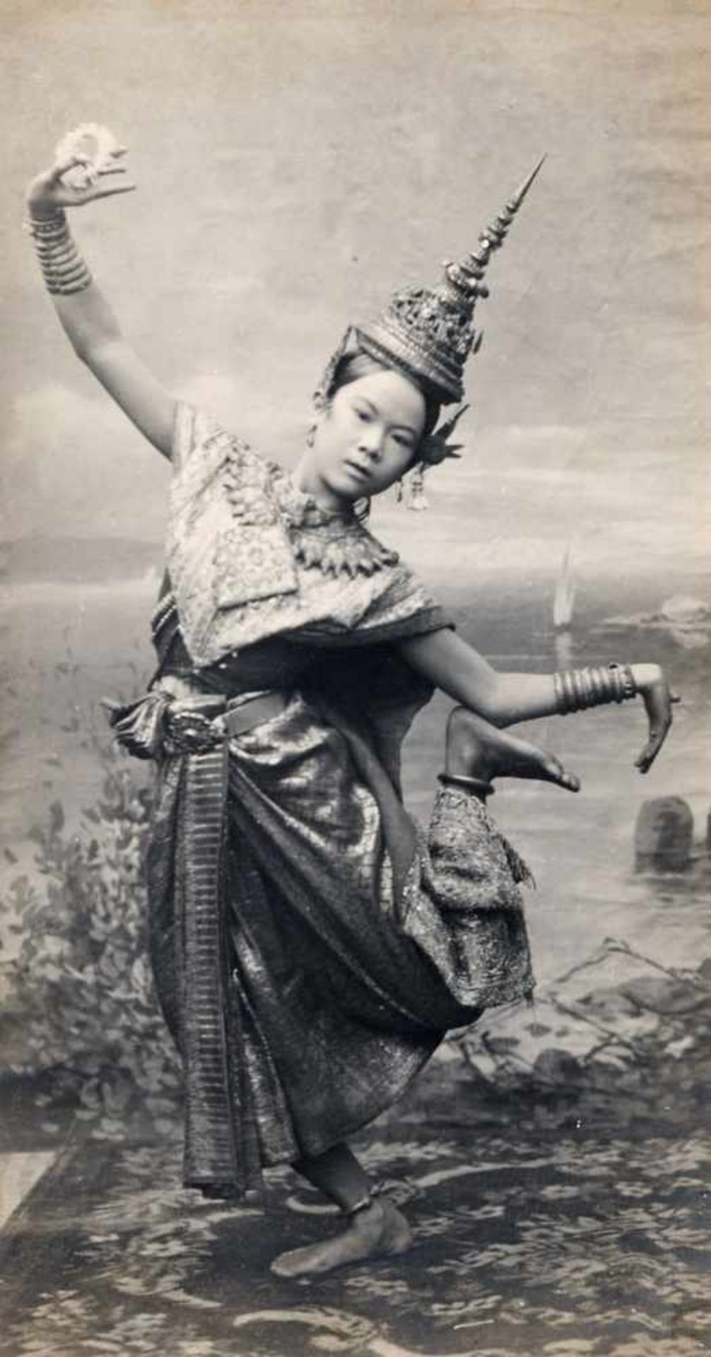 Unbekannter Fotograf, Studioaufnahme einer Siamesischen Tempeltänzerin. Um 1901. Albuminabzug.