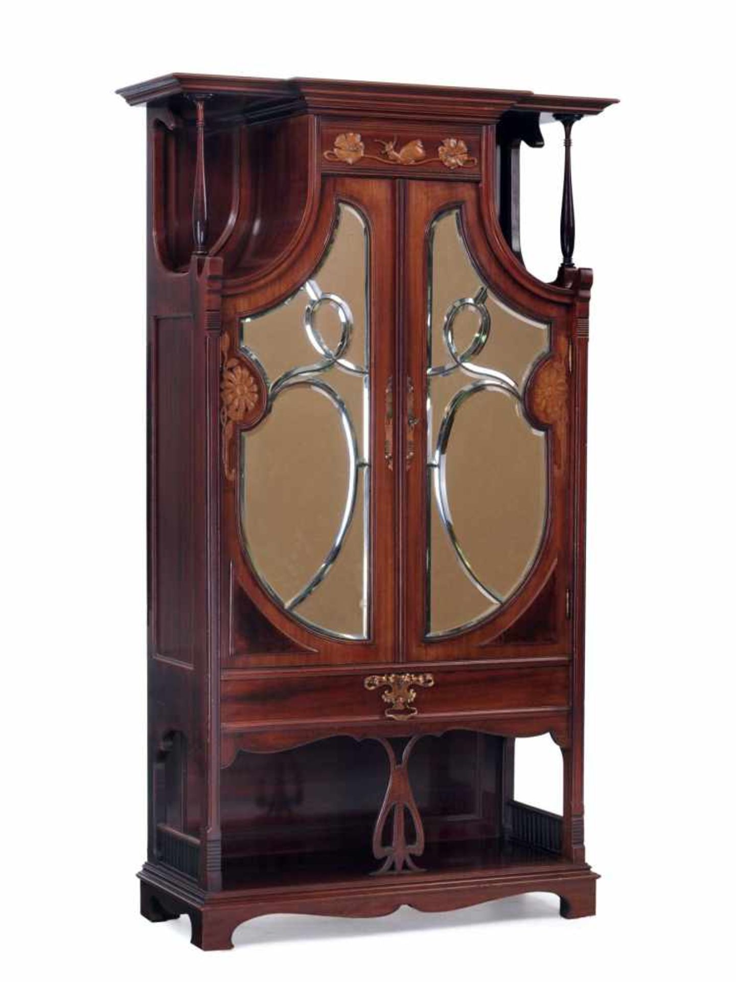 Filigraner Jugendstil-Spiegelschrank. Um 1900. Holz, mahagonifarben lackiert. Hochrechteckiger,