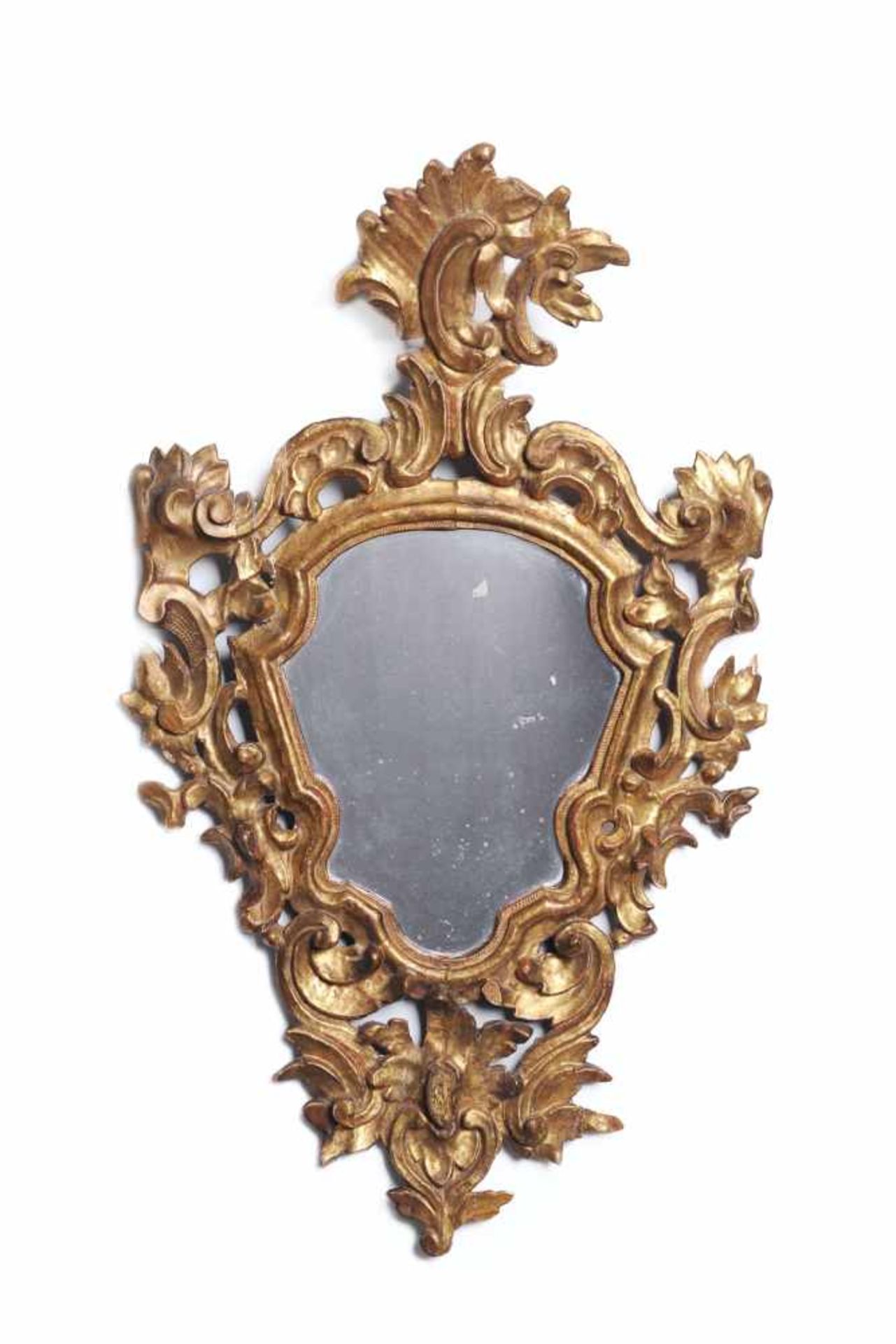 Spiegel in barockem Rahmen. 18. Jh. Holz, geschnitzt, weiß grundiert, mit rotem Bolus und