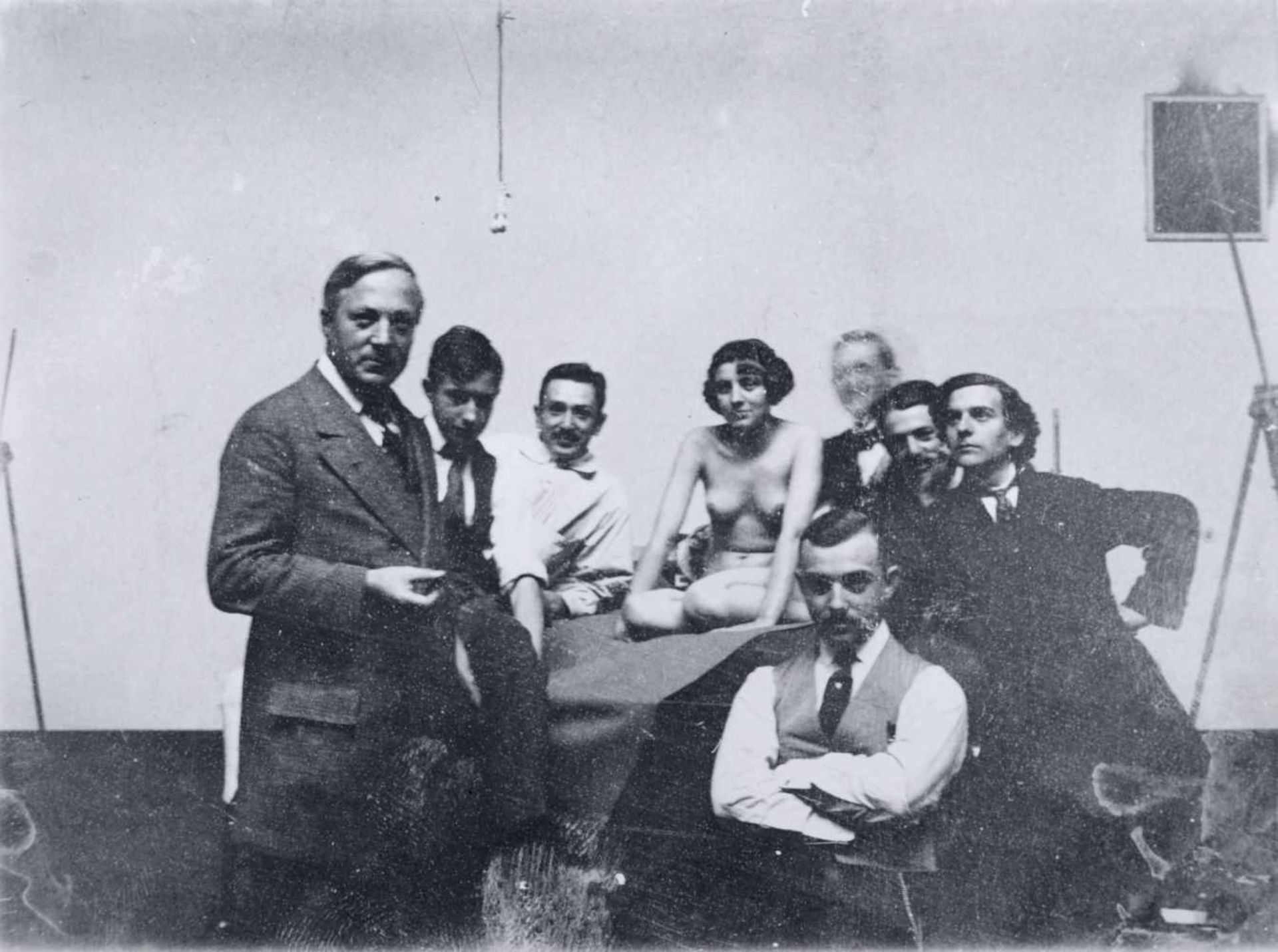 Dresdner Fotograf, Prof. Richard Müller mit weiblichem Aktmodell und Studenten. 1907. Fotografie,
