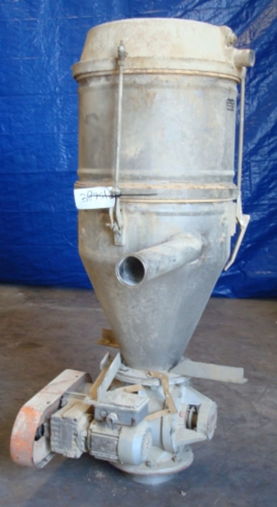 AZO negative air cyclone separator with rotary valve