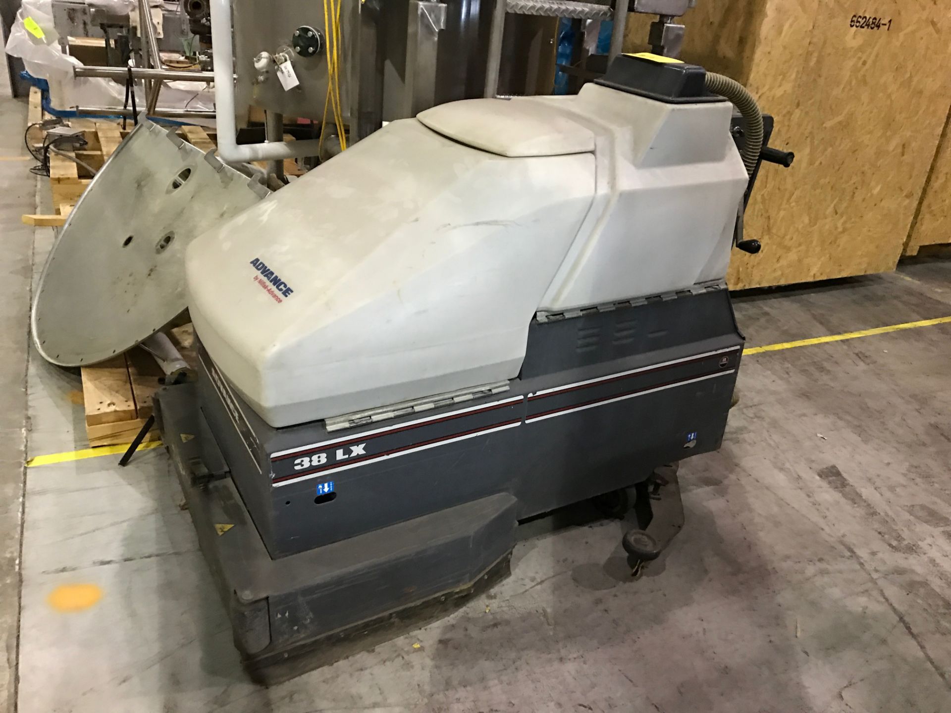 Advance 38LX Automatic Floor Scrubber S/N 1296892 With Charger Needs Servicing - Bild 3 aus 6