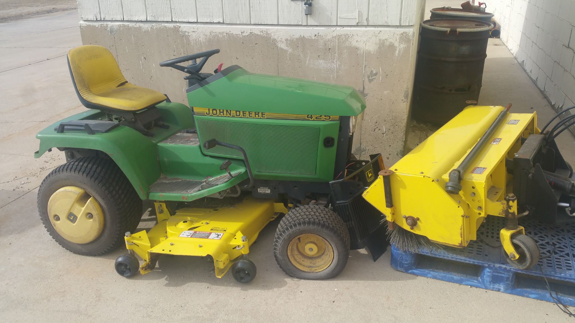 Located In Belvidere Illinois - John Deere 425, 54" lawn tractor JD GT2785 S/N MOC178X045570