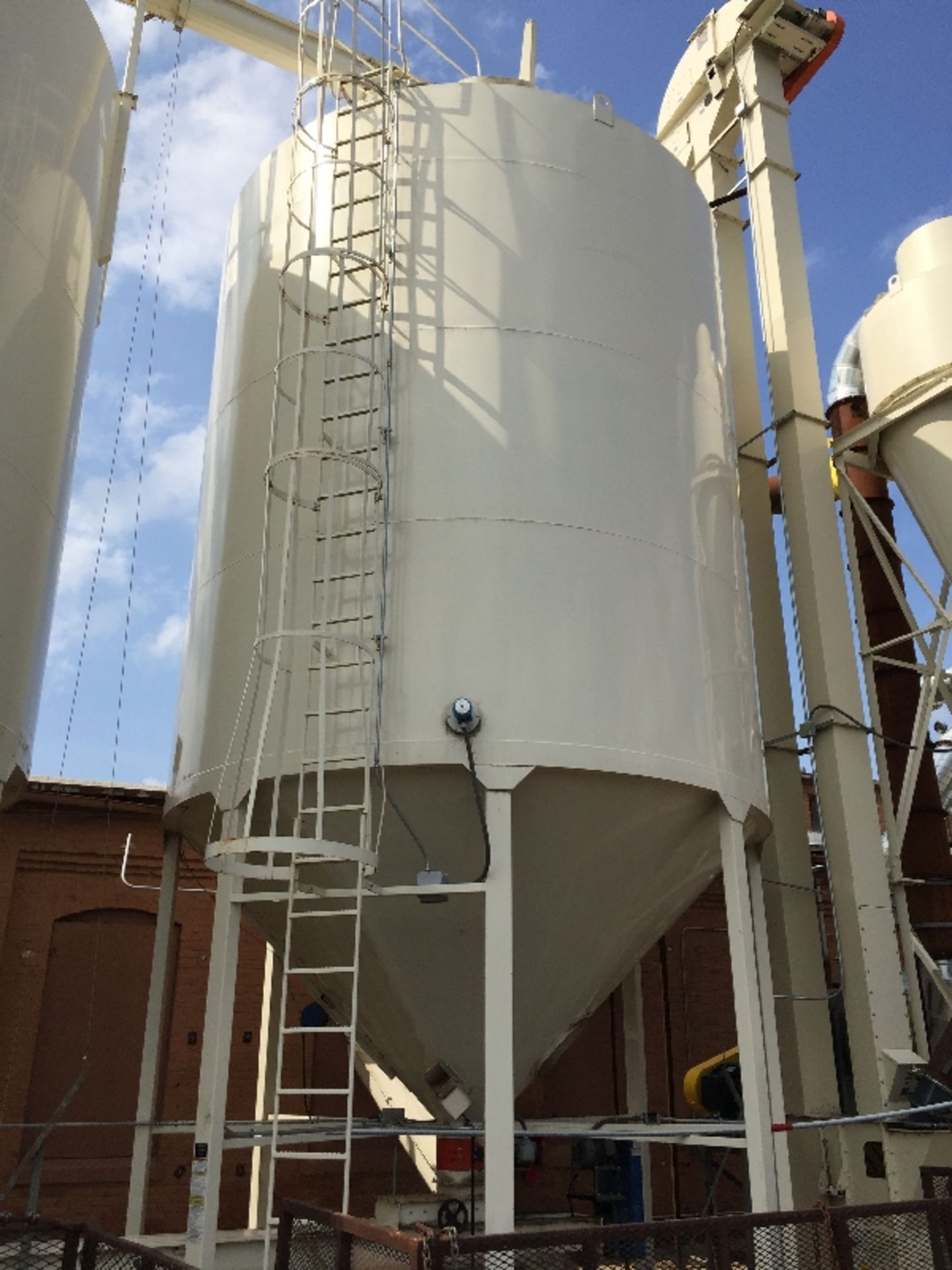 Norstar Silo, 14ft diameter, conical bottom, with ladder, includes live bottom / vib. Norstart S/N