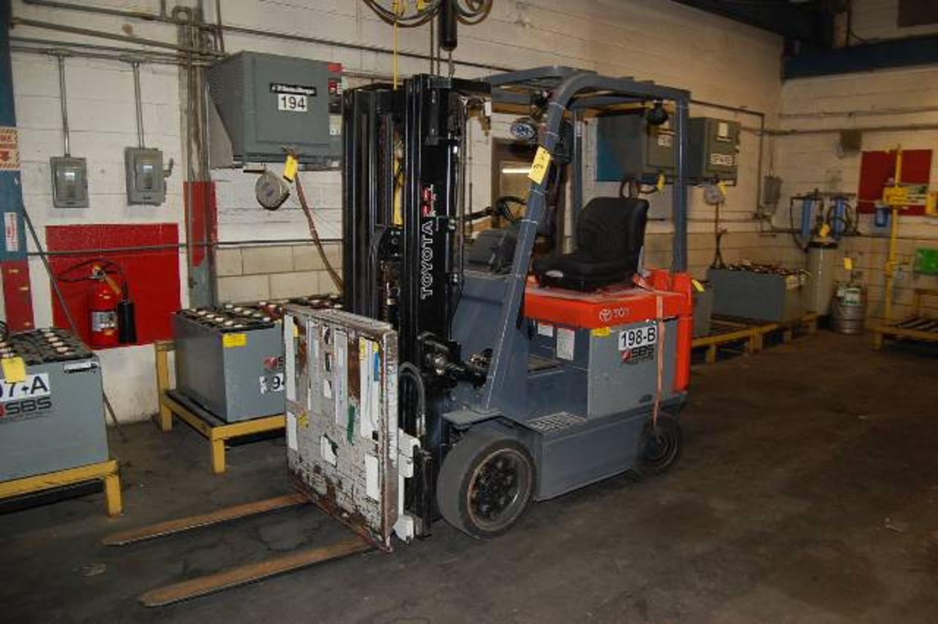 Toyota Model #7FBCU25 Electric Fork Lift, Rated 2500 lbs. Capacity, 187 in. Lift, Side Shift,