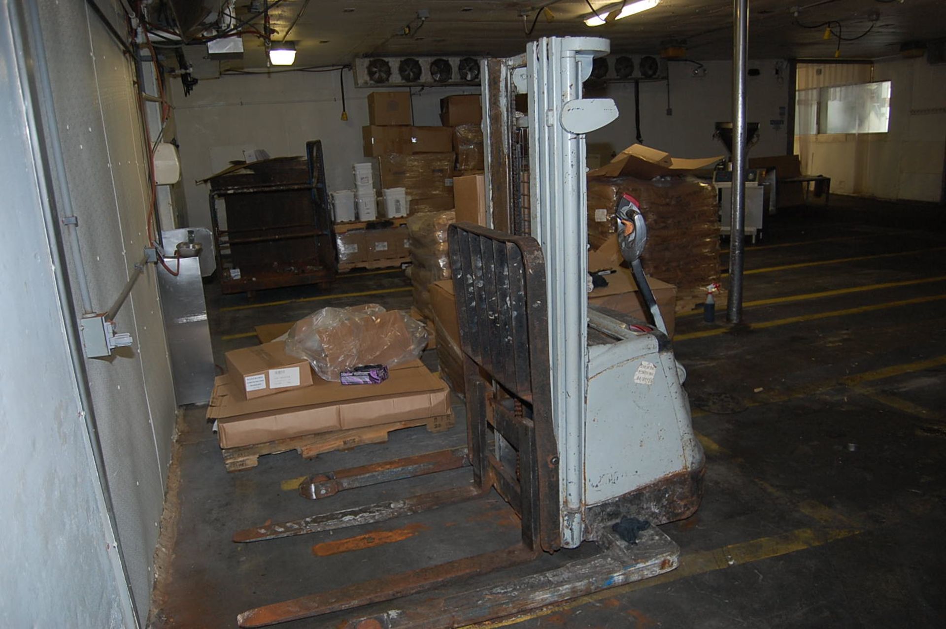 Crown Electric Straddle Type Order Picker, Approx. 3000 lbs. Capacity, RIGGING FEE: $25 - Image 2 of 2