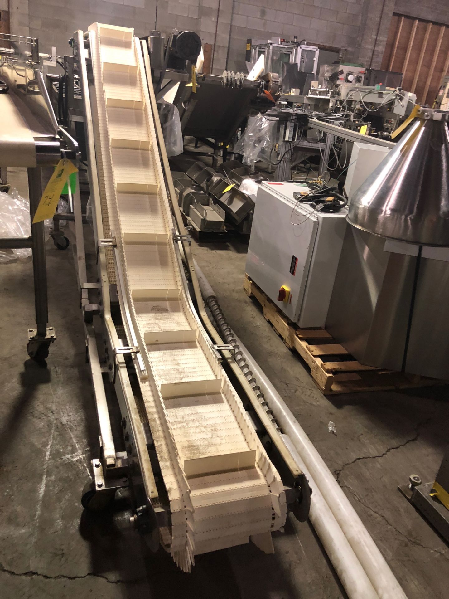 Incline Cleated Belt Conveyor, 3 ft. x 6 ft. x 3 ft. on Casters Rigging Fee for the item: $100 - Bild 2 aus 3