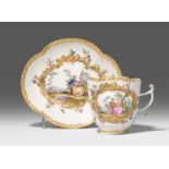 Tasse mit Untertasse, Meissen Um 1740-1750. Porzellan, polychrom gemalte Watteau-Szenen in