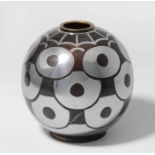 Vase, Lucien Gerfaux Um 1925. Paris. Messing, silberner Dekor über braunem Fond. Bezeichnet: L.