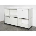 USM Haller Sideboard. Mit vier Fächern, davon zwei offen. Metallfarbe weiss. Gebrauchsspuren.