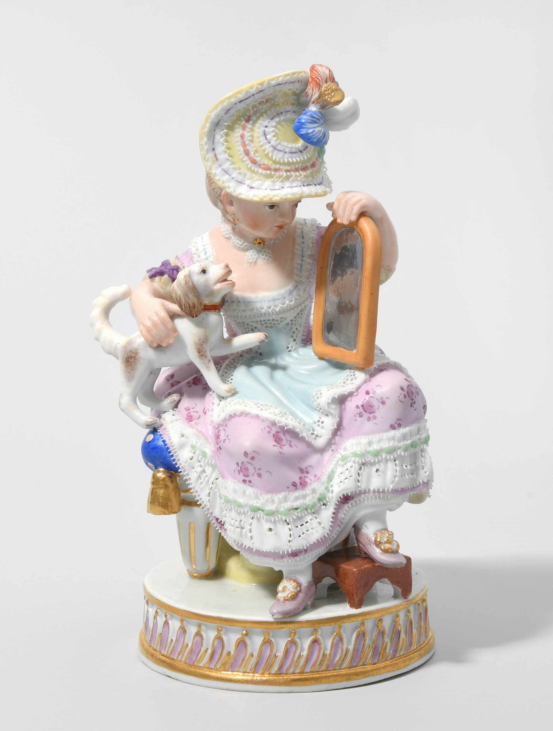 Mädchen mit Hund und Spiegel, Meissen Um 1900. Modell von Michel Victor Acier, Modell-Jahr 1776.