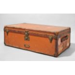 Louis Vuitton, "Malle Cabine", um 1910 Reisetruhe aus orangem Vuittonite Canvas.