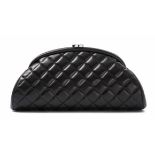 Chanel, Clutch Schwarzes Leder mit gestepptem Rautenmuster. CC-Verschluss aus silberfarbenem Metall.