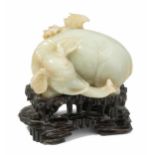 Jadefigur China, 20.Jh. Celadonfarbene Jade. Elefant mit einem zentralasiatischen Mann, eine