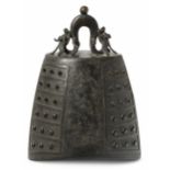 Grosse Glocke, Zhong China, vermutlich Ming-Dynastie. Bronze, dunkel brüniert. Trapezform mit ovaler